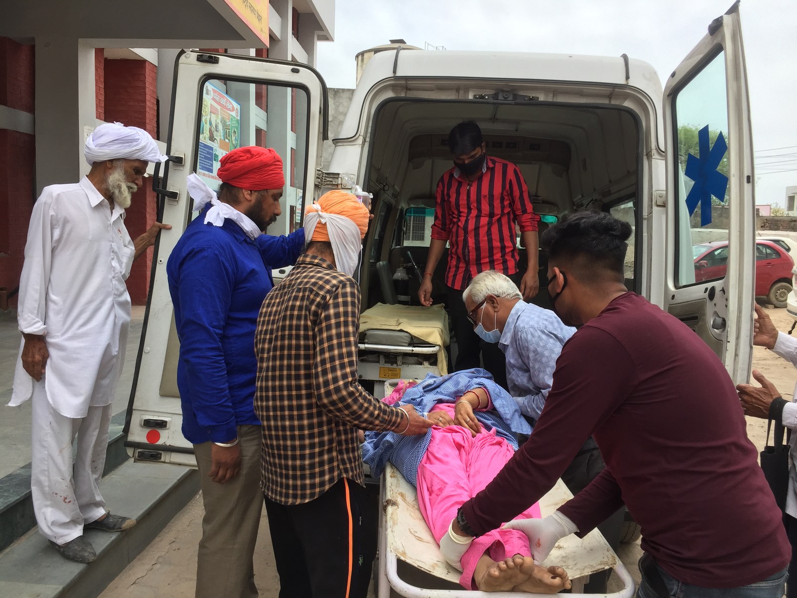 Emergency Stretcher Arrival & Patient Transfer at Civil Hospital Shahabad
