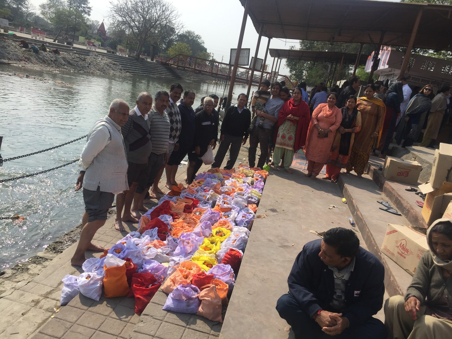 Proper arrangement of sacred wood, samagri, and ghee for traditional Vedic cremation