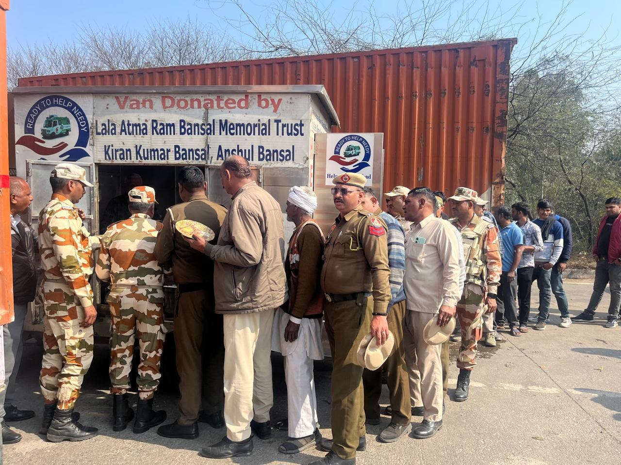 Food van traveling to destitute clusters across Shahabad Markanda